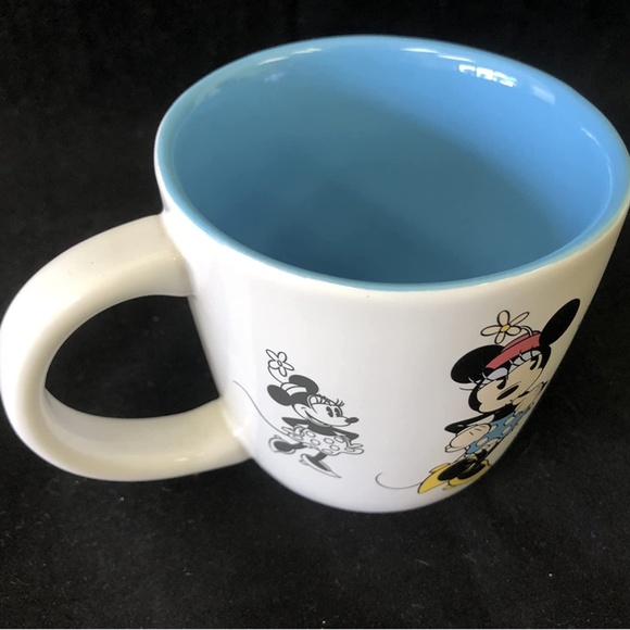 Disney Park Timeless Minnie Mouse Poses 8 oz Ceramic Coffee Coffee Mug Cup - NEW - Picture 4 of 5